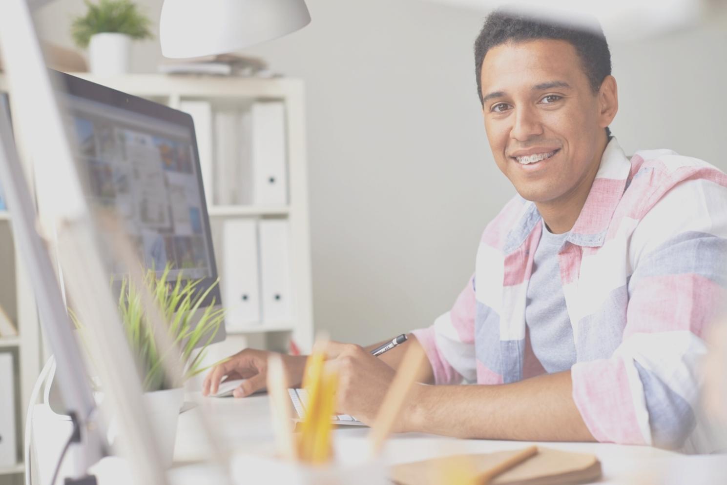 Análisis financiero con datos y gráficos en pantalla